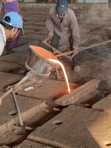 1 TOGGLE PLATES POURING PROCESS (2)