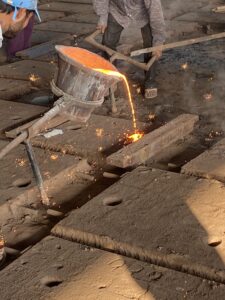 2POURING OF TOGGLE PLATES (1)