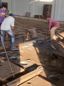 2POURING OF TOGGLE PLATES (2)